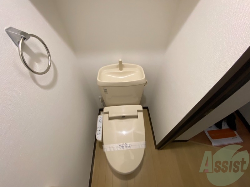 トイレ　温水洗浄便座なので快適に使用できそうですね。