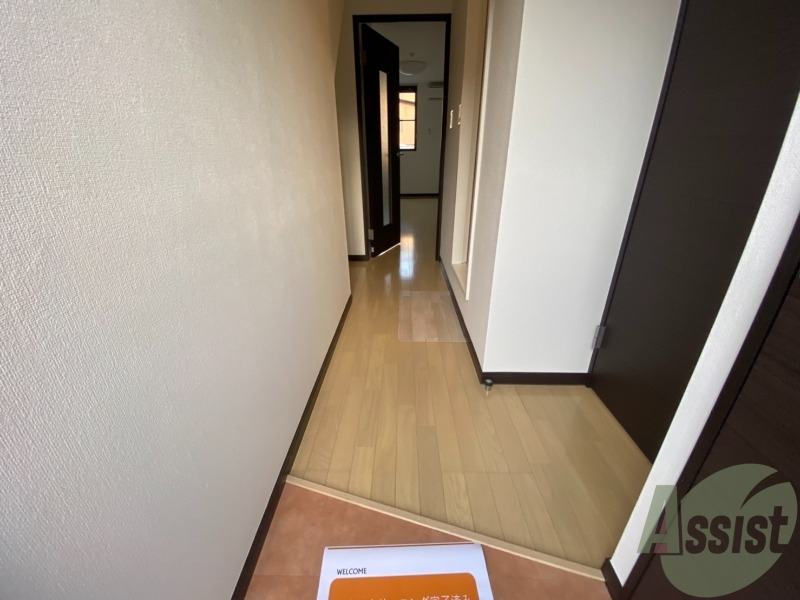 玄関　玄関から撮影しました。敷居が高くなくて安心ですね。