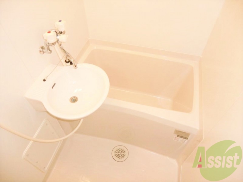 バス・シャワールーム　同タイプ物件の為、形状や間取寸法、色調等が実際とは異なります