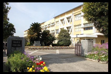 小学校　今治市立常盤小学校（小学校）まで289m