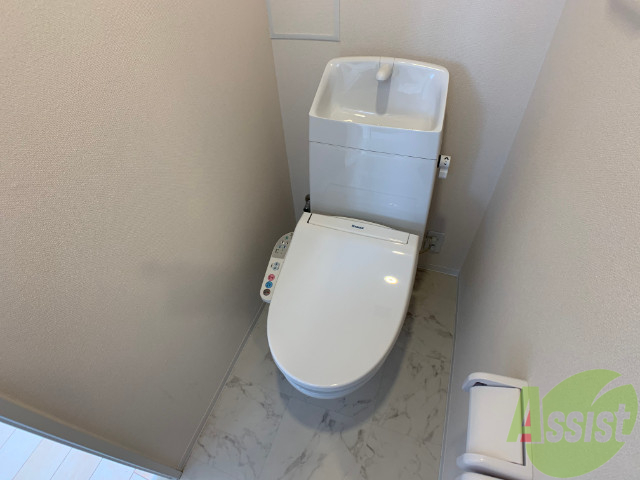 トイレ　こちらはウォシュレットつきのトイレ。これは便利ですね。
