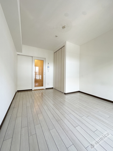 居室・リビング　南東向きの明るい日差しが入る洋室です♪♪