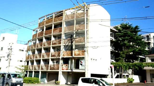 建物外観　ナチュラルウッドとコンクリートがコンセプトのデザイナーズ物件