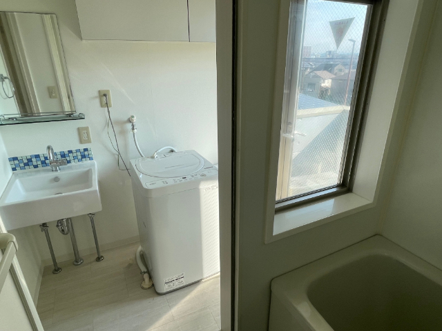 洗面設備　同じ建物の別のお部屋の写真です。