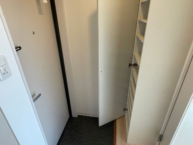 玄関　同じ建物の別のお部屋の写真です。