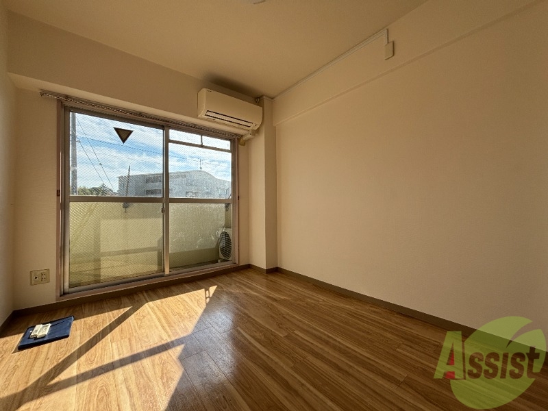 居室・リビング　．