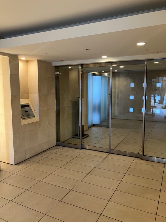 セキュリティ　不審者、勧誘員をシャットアウトできるオートロックです♪