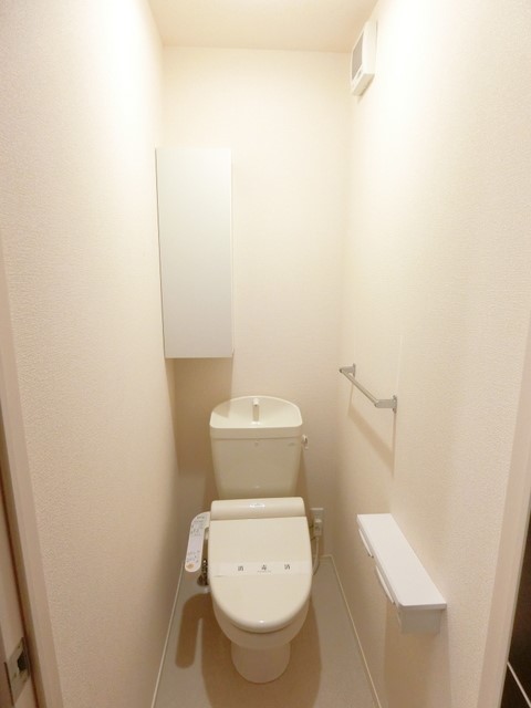 トイレ　トイレは温水洗浄便座付き♪人気のバストイレ別です♪小物を置け