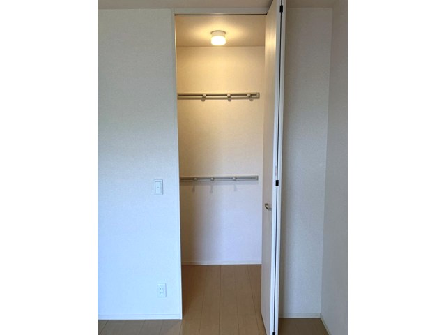 収納　洋室6帖のお部屋にあるワンステップクローゼットです！収納した