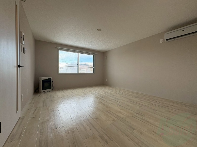 居室・リビング　木目のフローリングは落ち着きのある印象のお部屋になりますね。