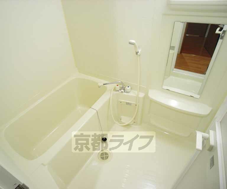 バス・シャワールーム　清潔感のあるお風呂です。