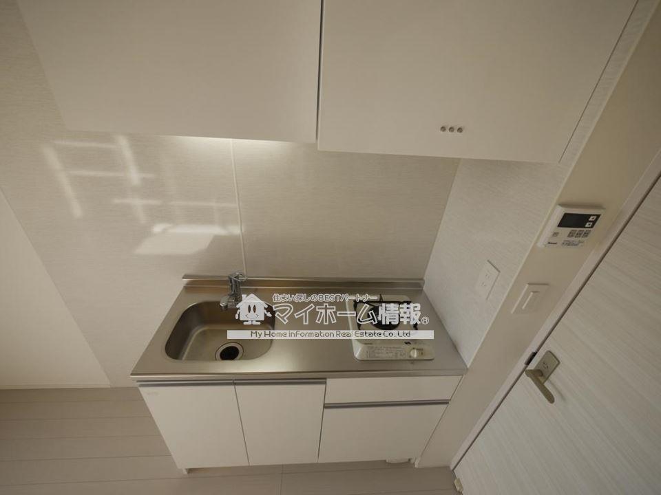 キッチン　システムキッチン、上下に棚があって便利♪