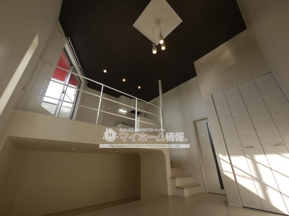 居室・リビング　階段を上がってキッチンへ♪