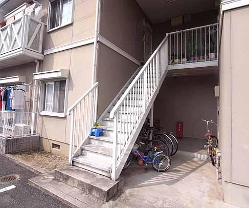 その他共有部分　２階への階段です。