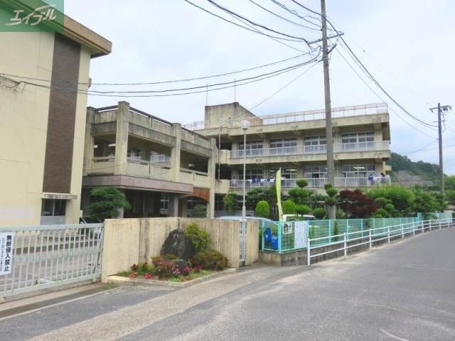 中学校　岡山市立香和中学校（中学校）まで2561m
