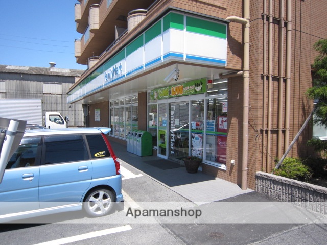 コンビニ　ファミリーマート（コンビニ）まで556m