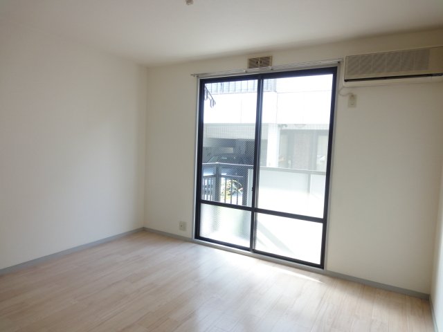 居室・リビング　同物件、別号室のものです。