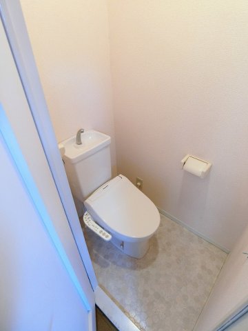 トイレ　写真は同建物の別部屋を参考に掲載しております。