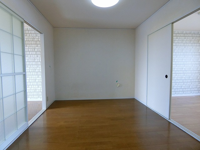 居室・リビング　写真は同建物の別部屋を参考に掲載しております。