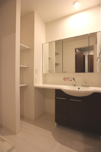 洗面設備　独立洗面台、小物を置くことができて便利です