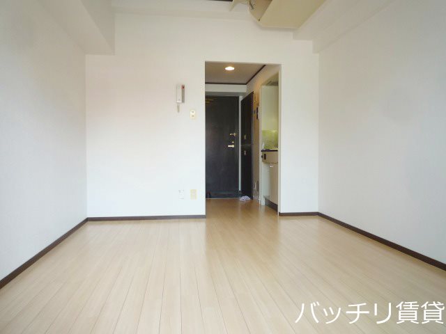 居室・リビング　画像は別号室の為、現状優先とさせて頂きます。