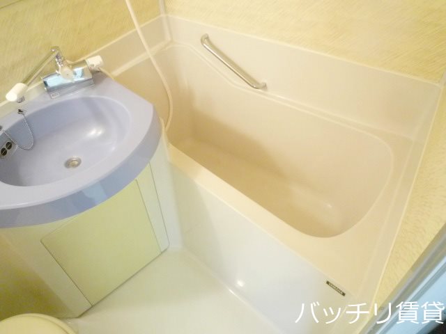 バス・シャワールーム　画像は別号室の為、現状優先とさせて頂きます。