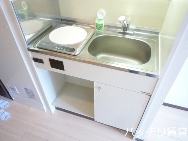 キッチン　画像は別号室の為、現状優先とさせて頂きます。