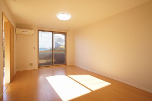 居室・リビング　14.6帖の広々としたリビングは南向きでエアコン付