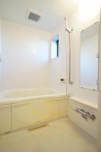 バス・シャワールーム　小窓があり換気もできる浴室