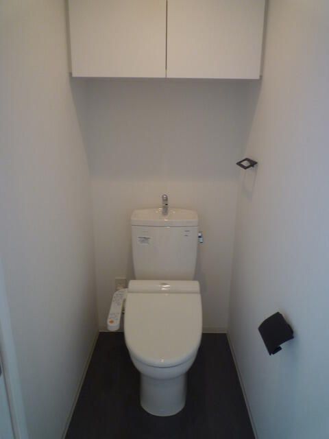 トイレ　落ち着いた色調のトイレです