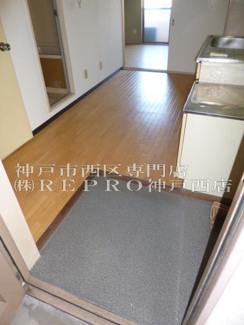 玄関　リプロ神戸西店は神戸市西区専門店です。