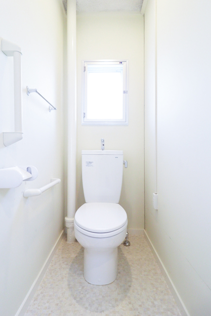 トイレ　換気ができる小窓付きのトイレ