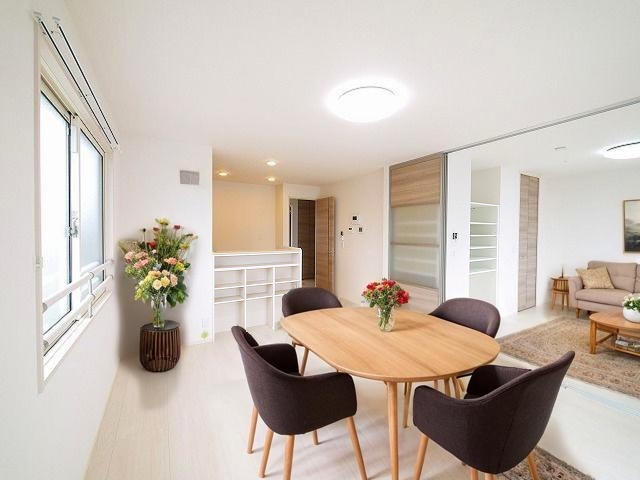 居室・リビング　CGで家具等を配置したもので家具等は含まれません