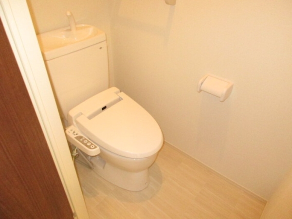 トイレ　温水シャワー付きトイレです