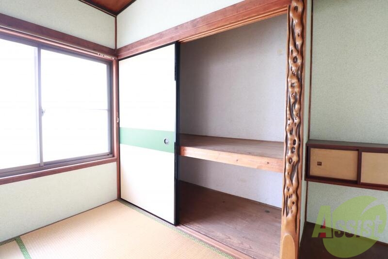 収納　家族用だけでなく来客用のお布団も収納できるゆったりとした押入