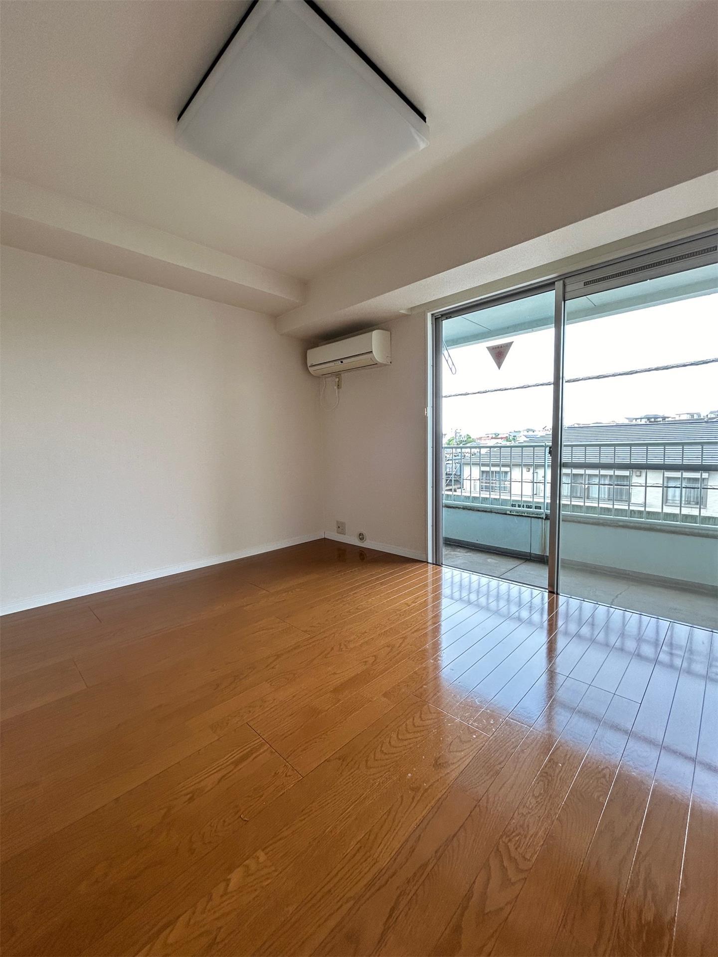 居室・リビング　入居中につき他室の画像使用