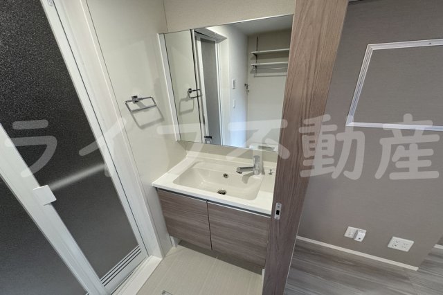 洗面設備　朝の支度にも助かる、独立の洗髪洗面化粧台