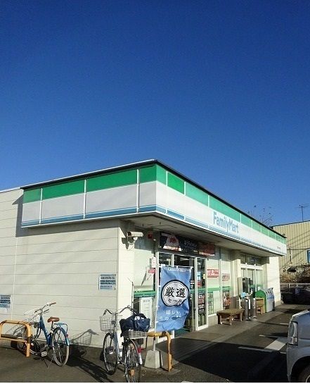 コンビニ　ファミリーマート（コンビニ）まで130m