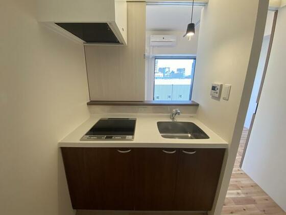 キッチン　以下、左右反転同タイプのお部屋の写真になります。