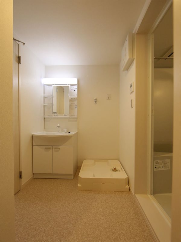 洗面設備　脱衣所　独立洗面台（シャンプードレッサー付）収納スペース有