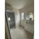 洗面設備　窓付きで明るい脱衣所