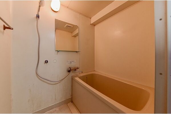 バス・シャワールーム　コンパクトで使いやすいお風呂です