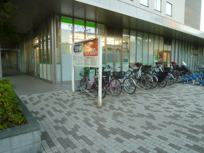 コンビニ　ファミリーマート（コンビニ）まで108m