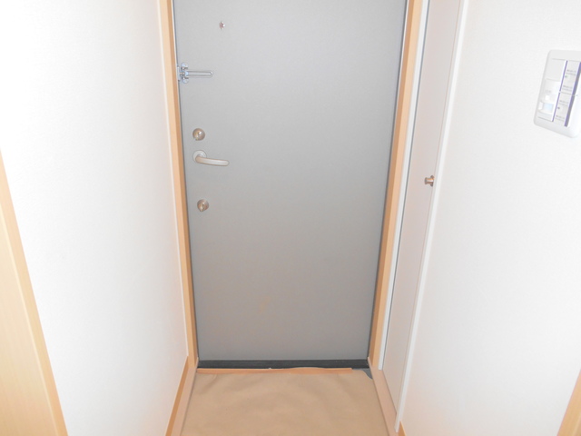 玄関　玄関（同タイプ参考写真）