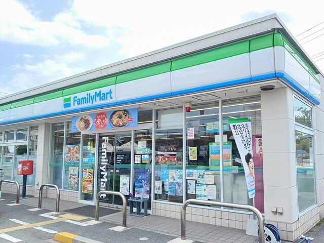 コンビニ　ファミリーマート（コンビニ）まで200m