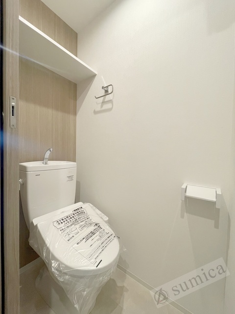 トイレ　人気アイテムの温水洗浄便座。清潔感のあるトイレです。