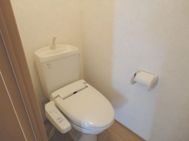 トイレ　落ち着いた色調のトイレです