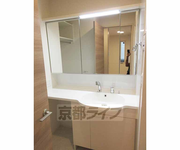 洗面設備　ワイドな洗面台・