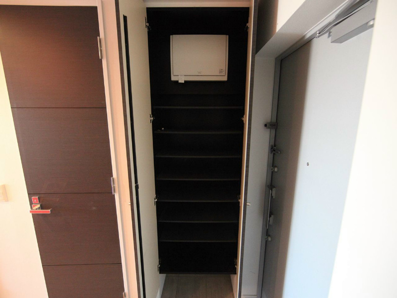 玄関　玄関　シューズボックス付（収納充実してます）