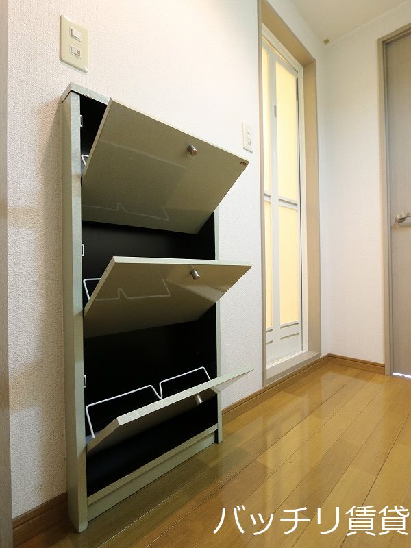 玄関　同型タイプの為、現状を優先致します。